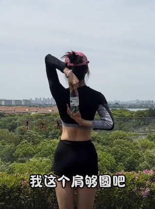 兆富配资 如何在家用水瓶练出直角肩？接水瓶练背太牛了