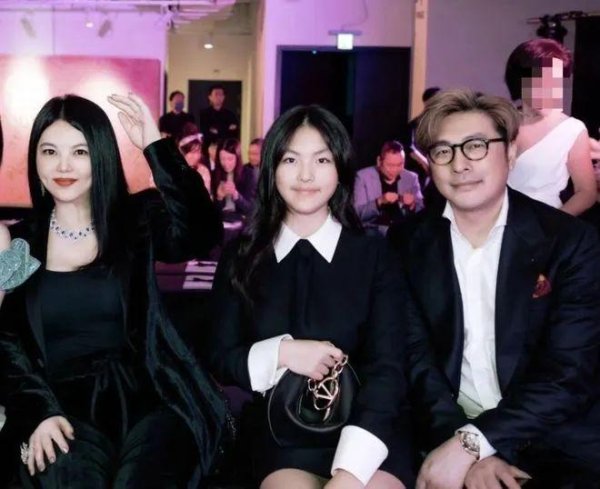 华信投资 李湘王诗龄度假回国，李湘一身赘肉暴发户气质，王诗龄身材反弹